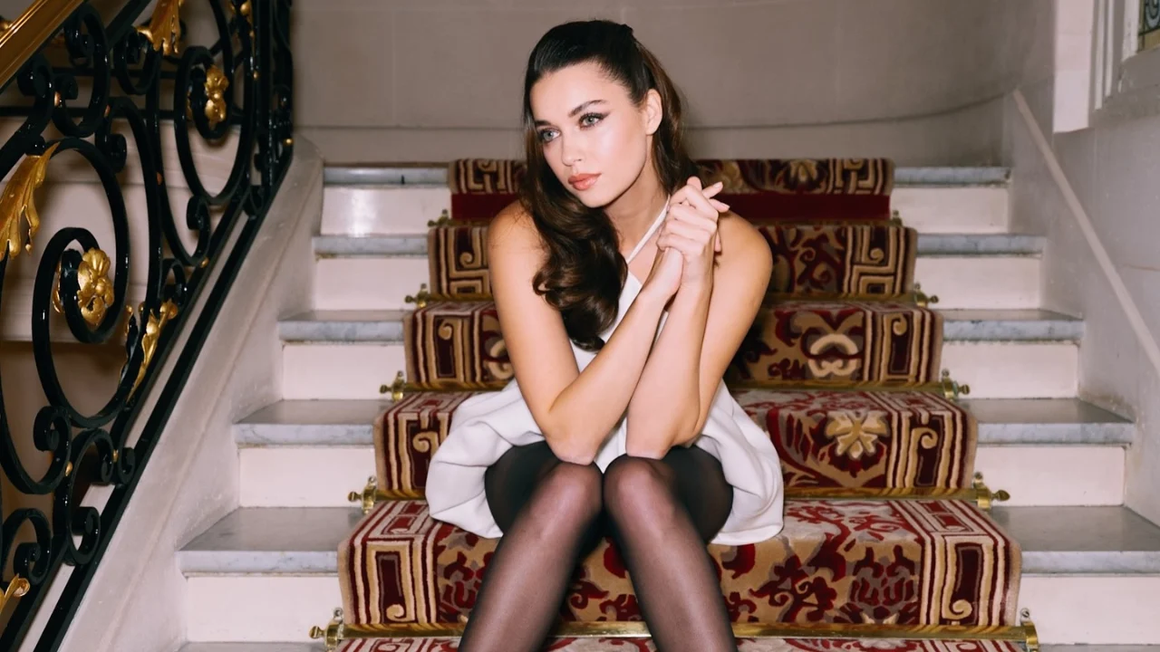 Afra Saraçoğlu’nun A.B.İ. Dizisindeki Öpüşme Sahnesini Reddettiği İddia Edildi