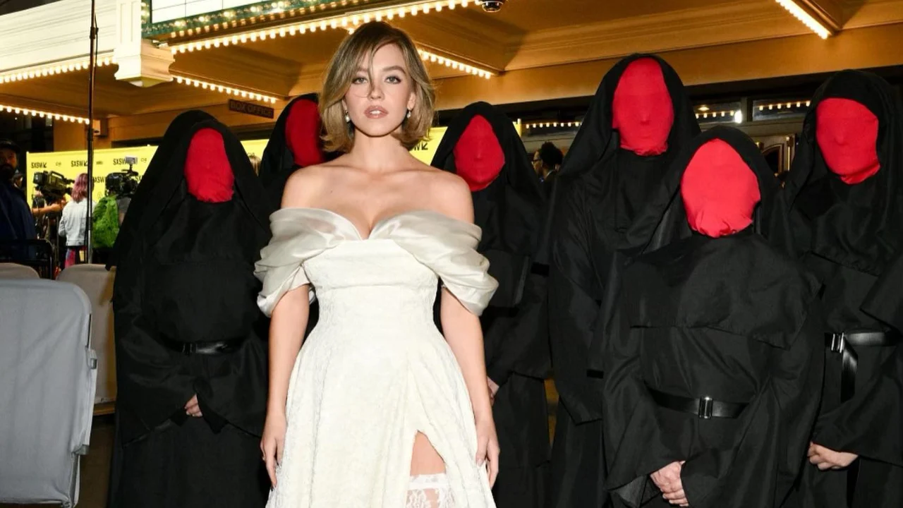 Euphoria’nın Cassie’si Sydney Sweeney Yeni İç Çamaşırı Markasını Ürünleri Deneyerek Tanıttı!