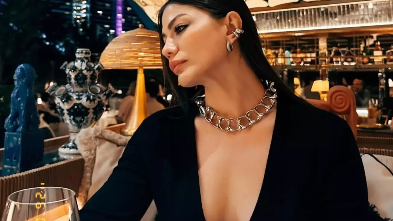 Demet Özdemir’in Siyah Takım Pozları Sosyal Medyayı Salladı